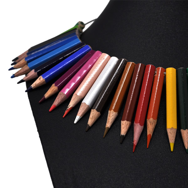 Girocollo di Matite Colorate, Dettaglio - Collana di Matite Colorate-Rainbow Collection | Paparesta Accessories collana girocollo donna, girocollo di matite donna, girocollo design, accessorio design, accessorio donna | girocollo di matite realizzata con matite colorate